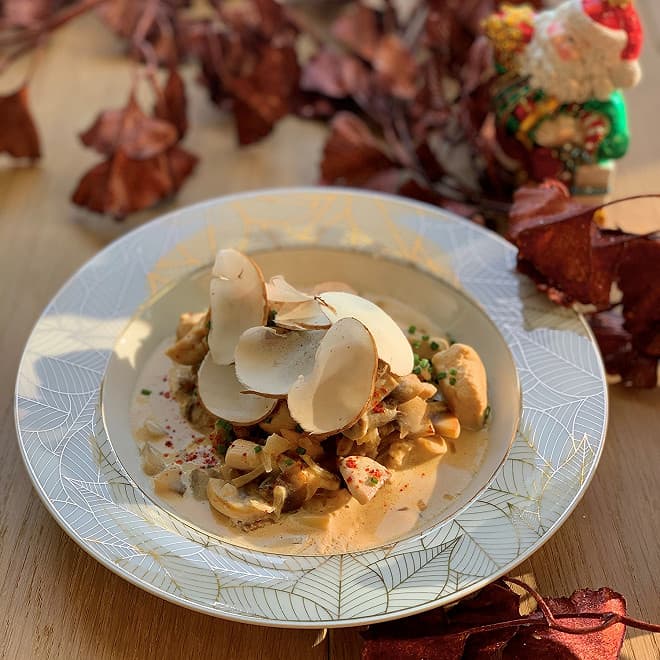 Cocotte de volaille aux champignons et marrons, sauce vin jaune