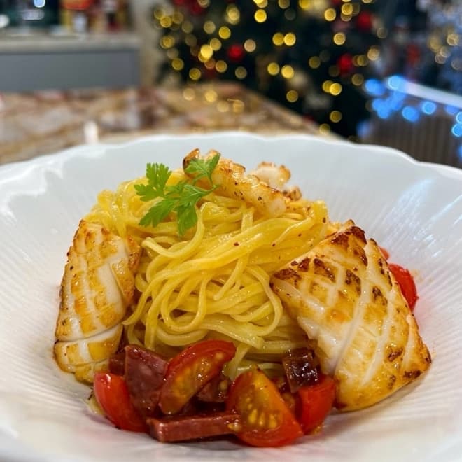 Linguine aux calamars, sauce à la saucisse italienne de Cyril Lignac