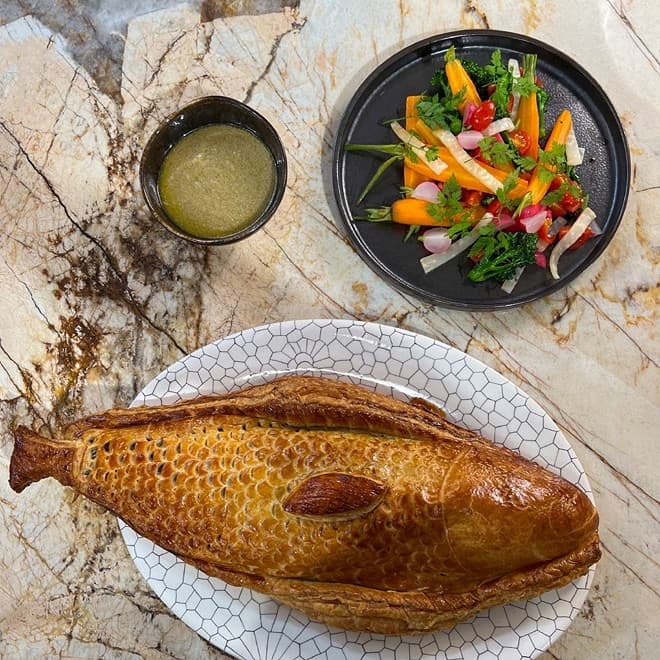Bar feuilleté, jardinière de légumes bagna cauda de Paul Bocuse par Cyril Lignac