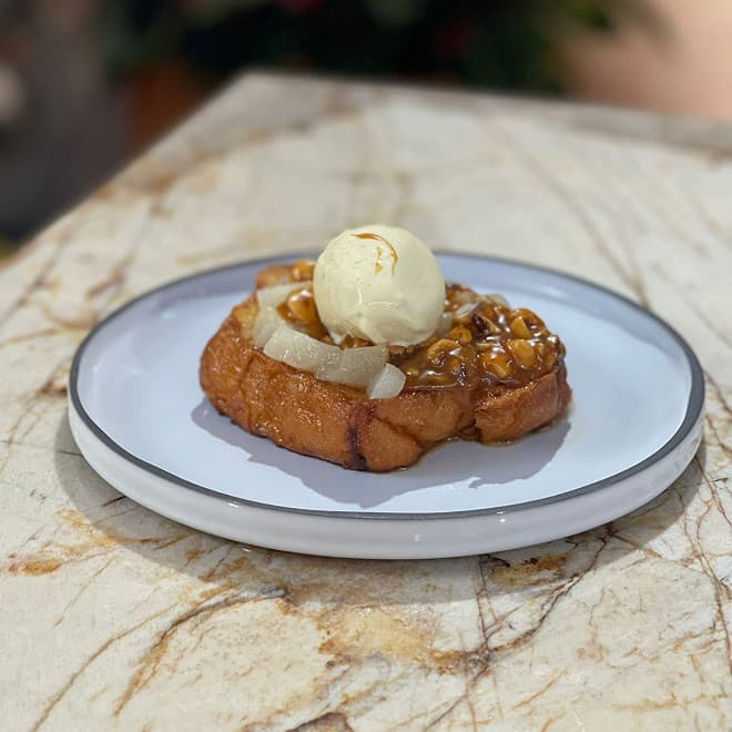 Pain perdu aux poires, caramel de noisettes de Cyril Lignac