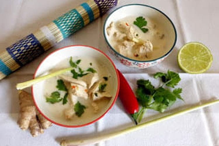 Soupe thaï au poulet et lait de coco