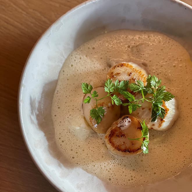 Saint-Jacques rôties, topinambours, crème au rhum