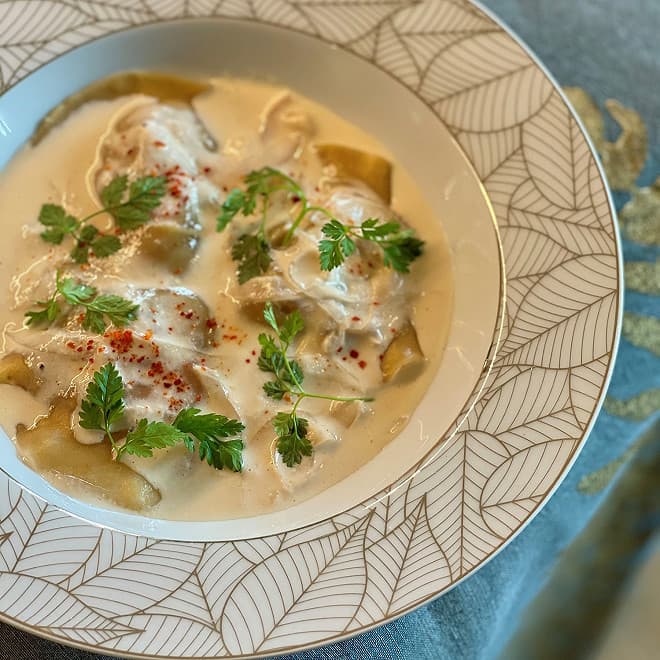 Ravioles de foie gras, crème à l’oignon rouge